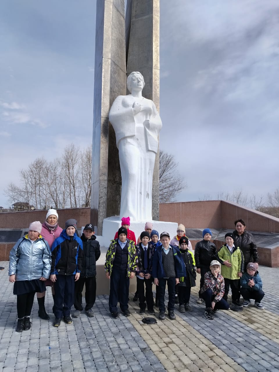 Экскурсия к памятникам.